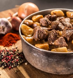 Gulasch de ternera con patatas Menú Aventura