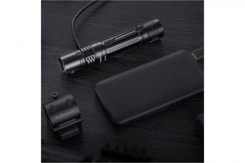Linterna táctica Fenix PD36R PRO