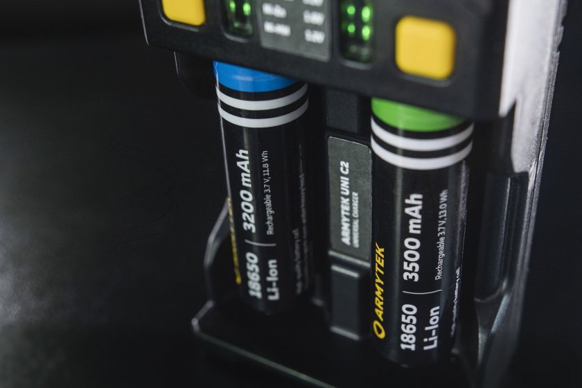 Cargador Armytek UNI C2 enchufe tipo C