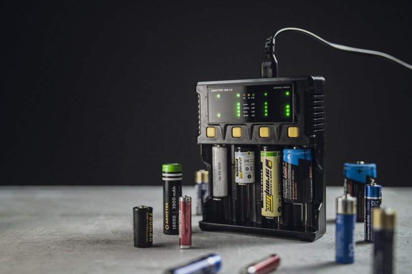 Cargador Armytek UNI C4 con enchufe tipo C