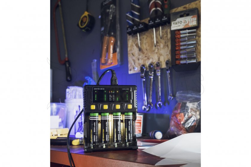 Cargador Armytek UNI C4 con enchufe tipo C