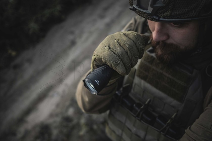 Svítilna Armytek Viking PRO studené světlo 09.jpg